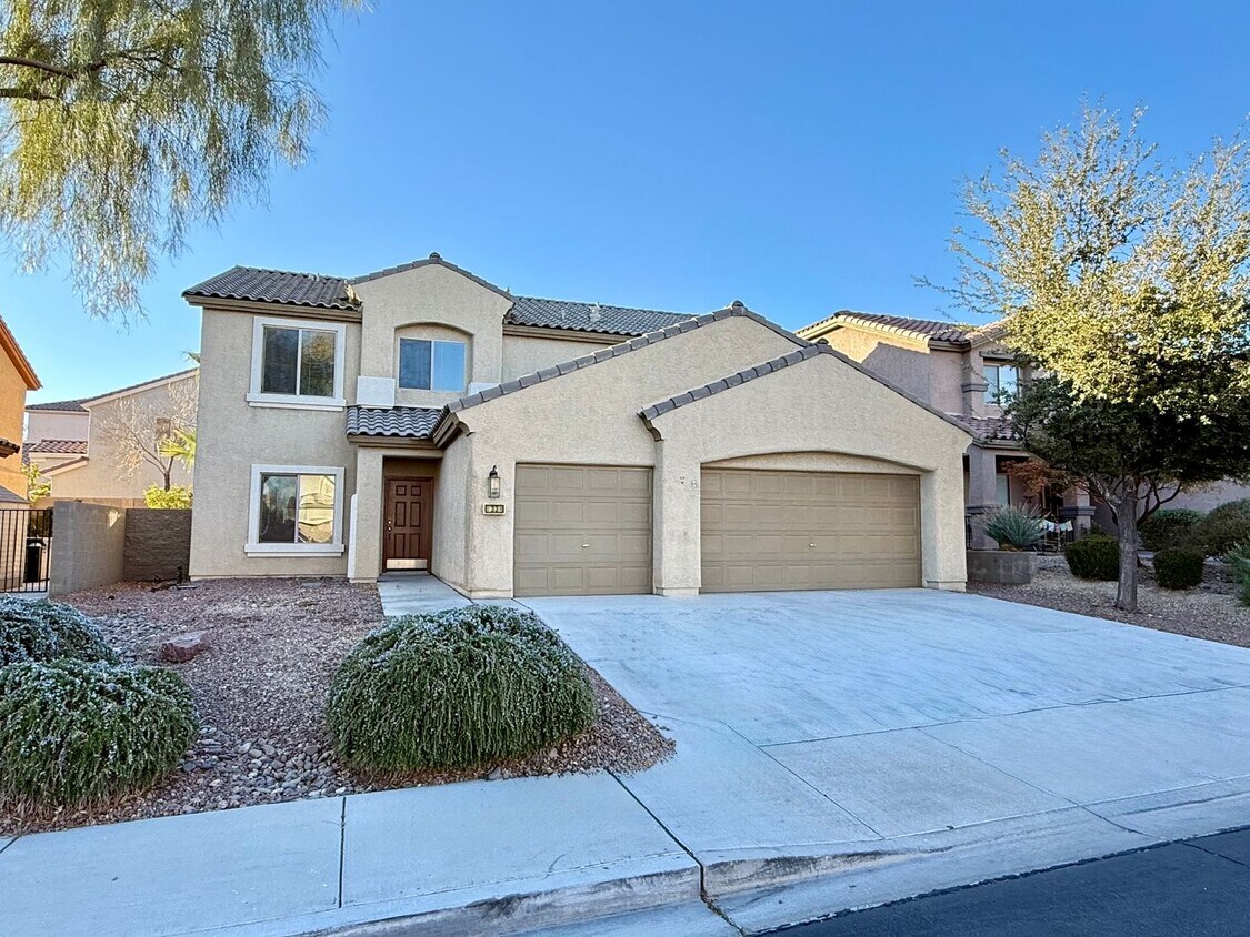 Foto principal - FIVE BEDROOMS, THREE FULL BATHROOMS, THREE...