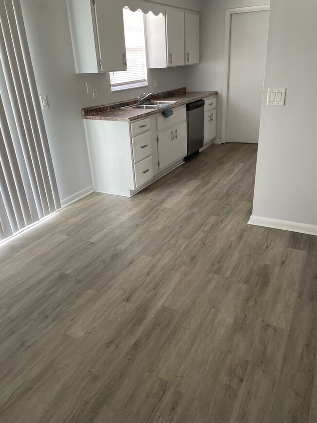Building Photo - Refreshed 2/2 within walking distance to park