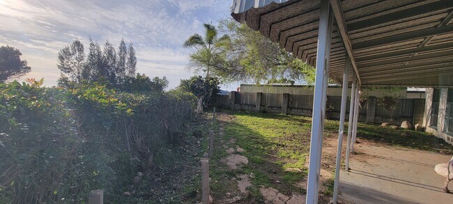 Building Photo - 3BD/2BD House with Spacious Backyard in La...