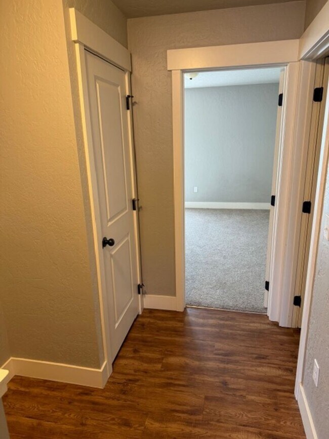 Foto del edificio - 5 bed/ 4 Bath Townhome in Cheney