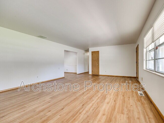 Building Photo - 3121 Lakeside Dr