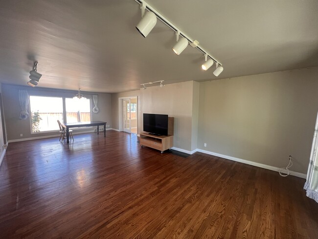Building Photo - 1435 S Yuma St