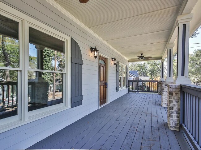 Foto del edificio - Luxurious 4 Bedroom Single Family Home Min...