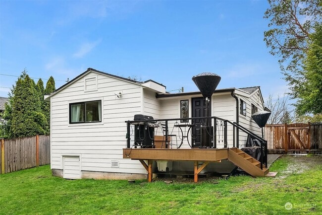 Building Photo - Bright & Charming 1Bed/1Bath + Den in Prim...