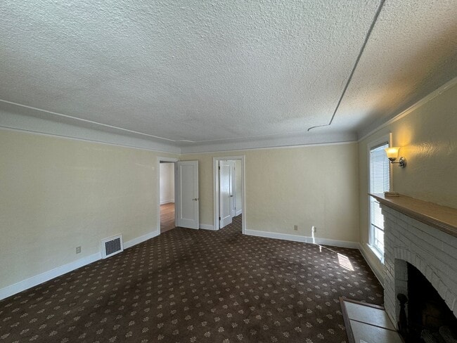 Building Photo - Nice 3 Bedroom/1.5 Bath Downtown Home with...