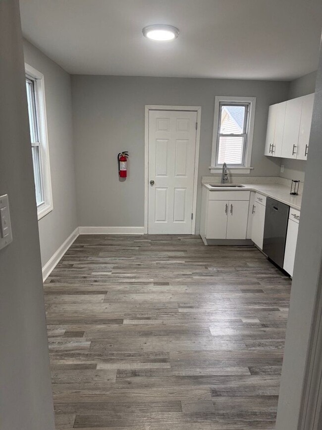 Building Photo - Newly Renovated 5 Bedroom 2.5 Bath House