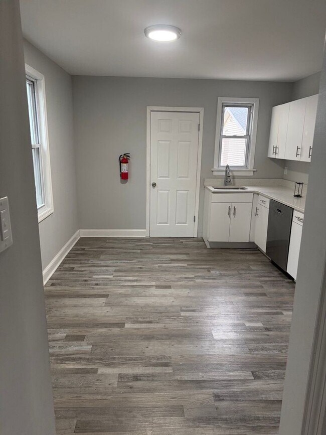 Foto del edificio - Newly Renovated 5 Bedroom 2.5 Bath House