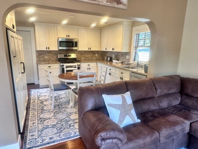 Building Photo - Snow Cottage: 1bd/1ba, Beautiful Full Kitchen, Pets OK