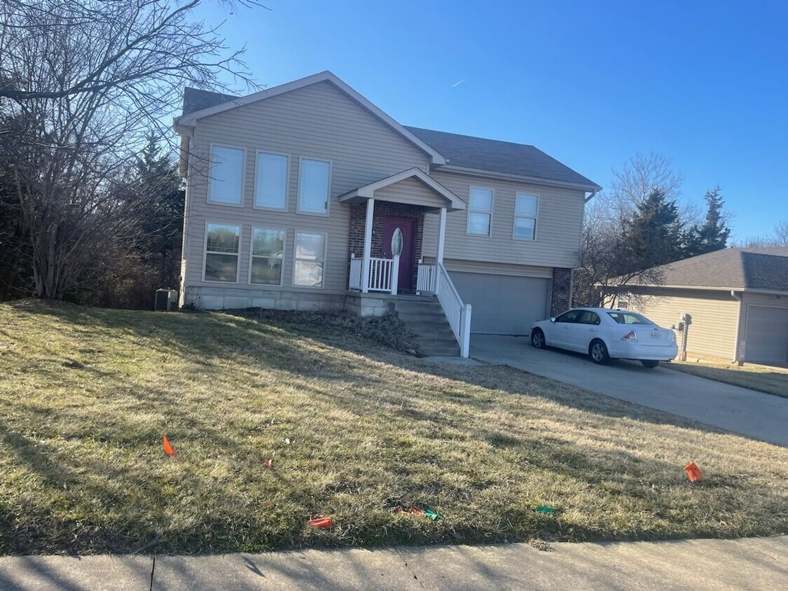 Primary Photo - Split Level Three Bedroom 2.5 Bath with Tw...
