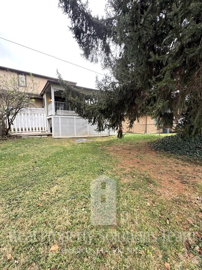 Foto del edificio - 2 bedroom home w/ fenced backyard