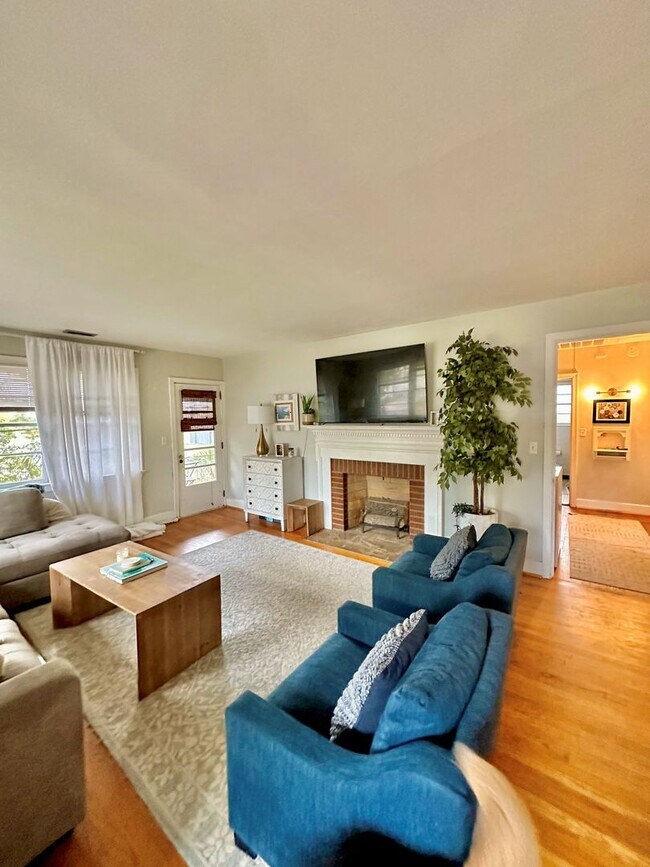 Foto del edificio - 2 Bedroom | 1 Bathroom Home – Downtown Cha...