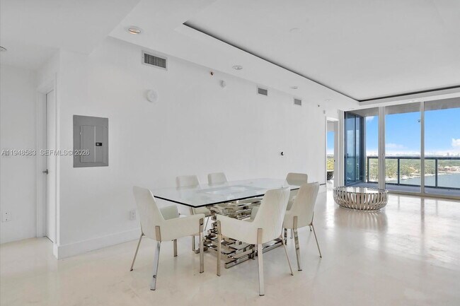 Building Photo - 601 NE 36th St