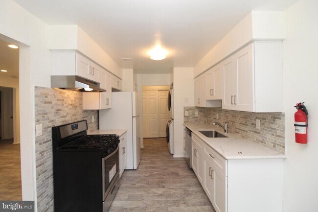 Foto del edificio - 615 Sharon Garden Ct