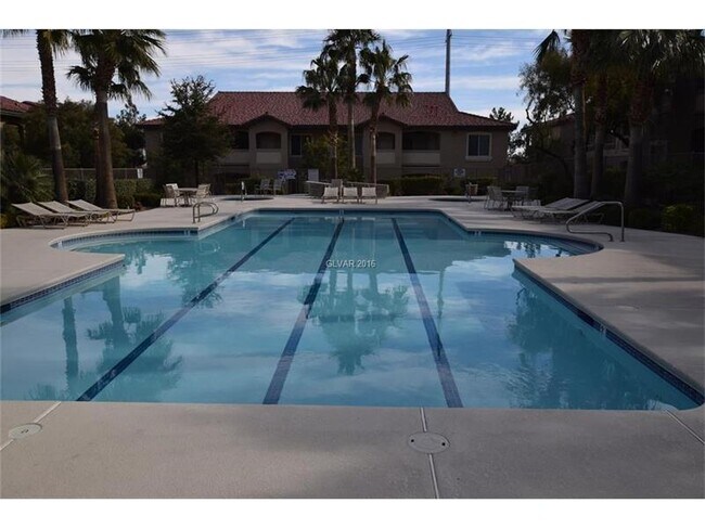 Building Photo - N.W. GATED COZY CONDO W/ COMMUNITY POOL AND SPA