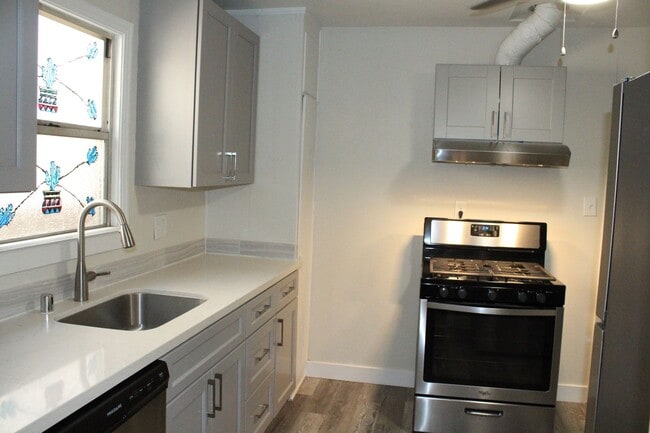 Building Photo - Updated One Bedroom, One Bathroom Duplex n...