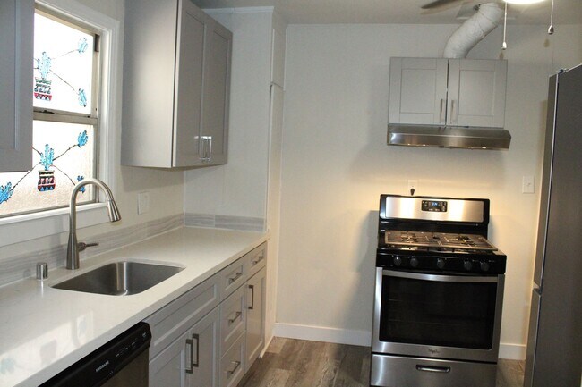 Foto del edificio - Updated One Bedroom, One Bathroom Duplex n...