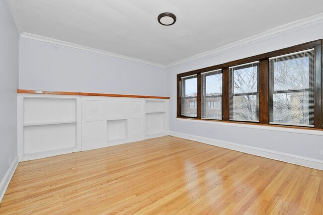 Interior Photo - 7953-59 S Saint Lawrence Ave