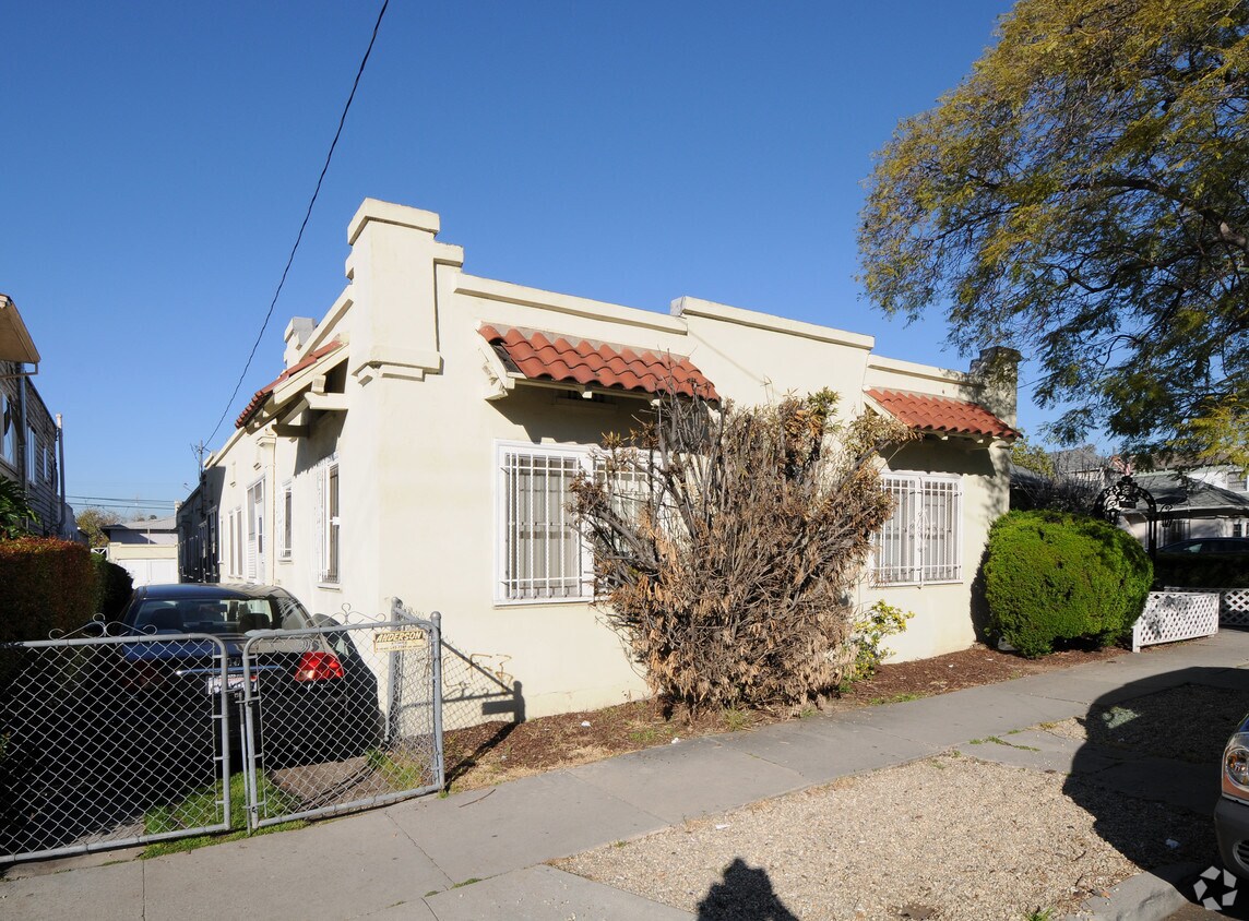 Primary Photo - 1745 N Alexandria Ave