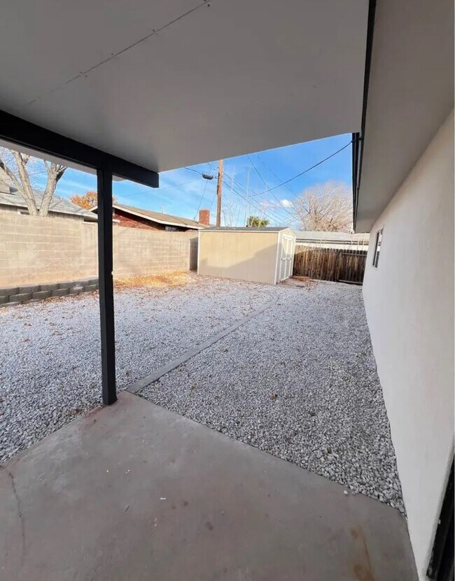 Building Photo - Charming 2 Bedroom Home. Utilities Included