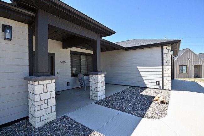 Building Photo - 1495 Oxbow Dr