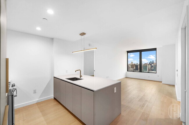 Building Photo - 3 Ct Square W