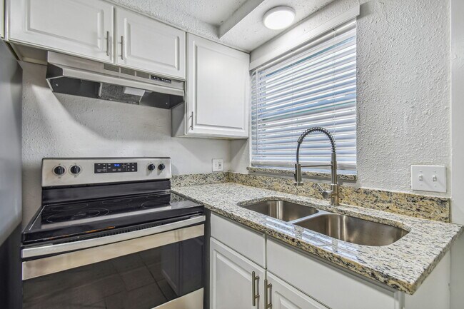 Building Photo - 5314 E Columbus Dr