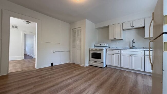Building Photo - 43-49-49 Oak St
