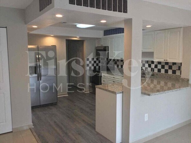 Building Photo - 6723 SW 140th Ave