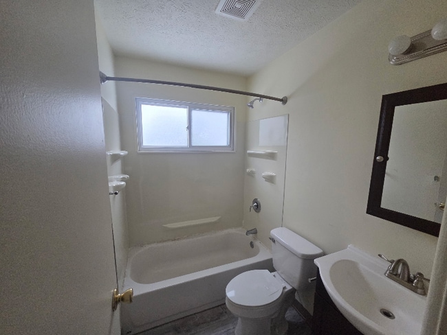 Building Photo - 423 Mathews Rd