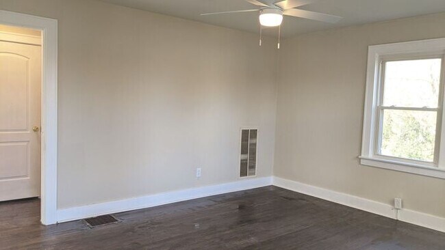 Foto del edificio - 2 Bed/1 Bath Home in Columbia w/Fence!