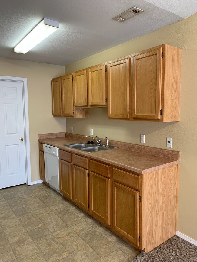 Foto del edificio - 2 Bedroom Apartment for Lease - 1 Mile fro...