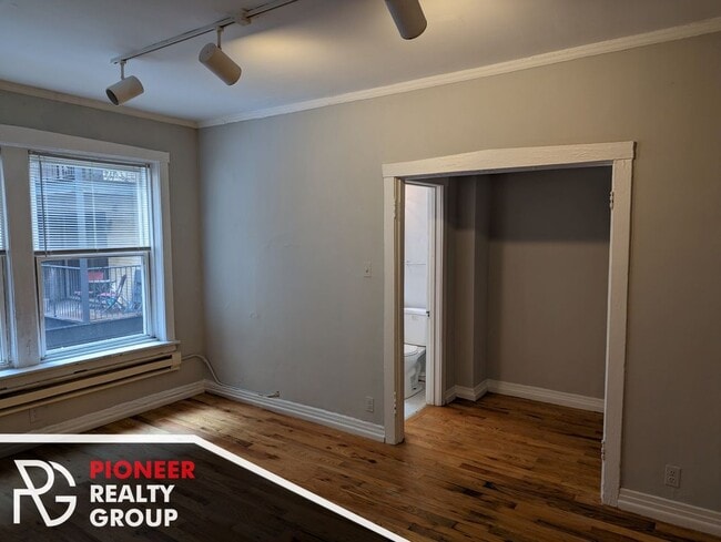 Building Photo - 511 W Melrose St