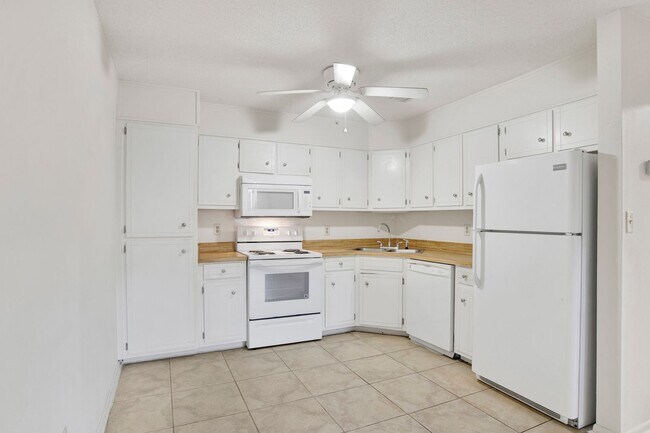 Building Photo - Coastal Condo for long term rent!