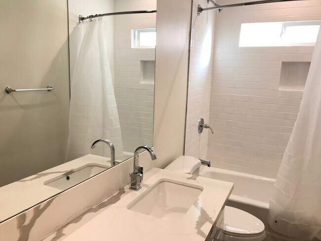 Foto del edificio - 1327 N Kingsley Dr