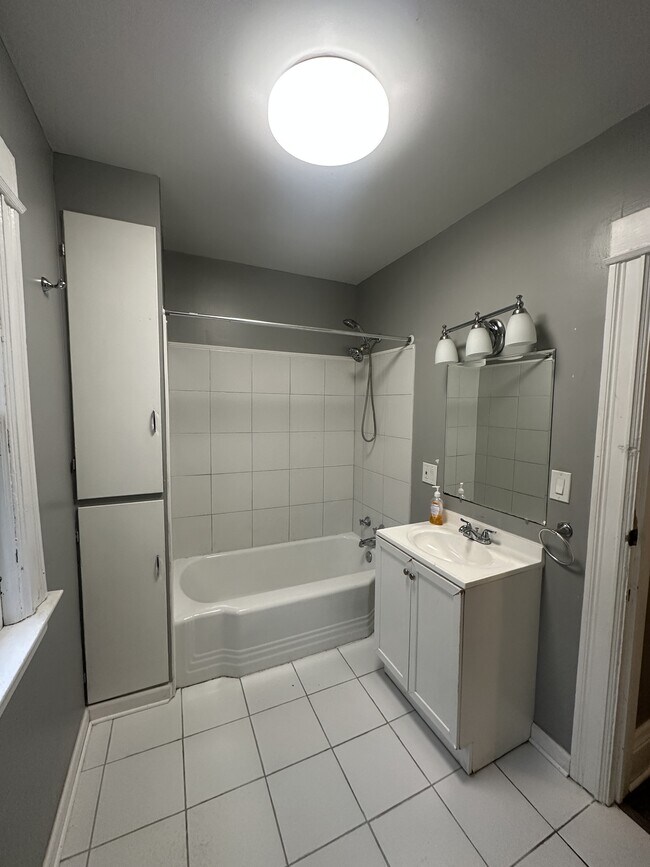 Foto del edificio - 174 Gardiner Ave