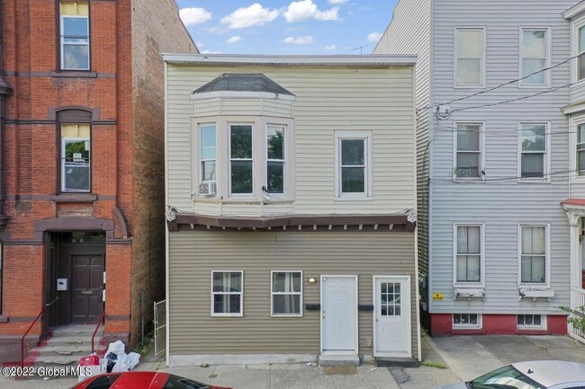 Building Photo - 167 Main St