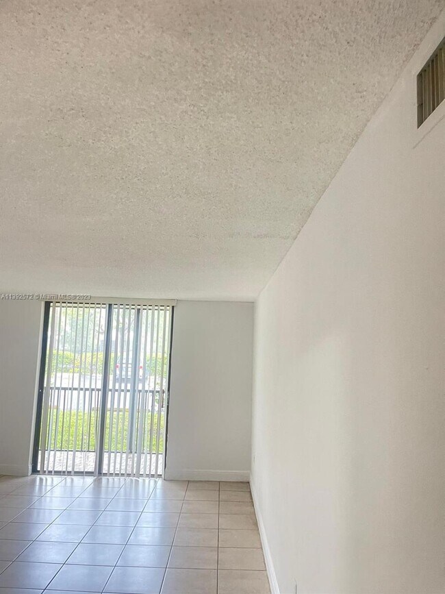 Foto del edificio - 16950 W Dixie Hwy