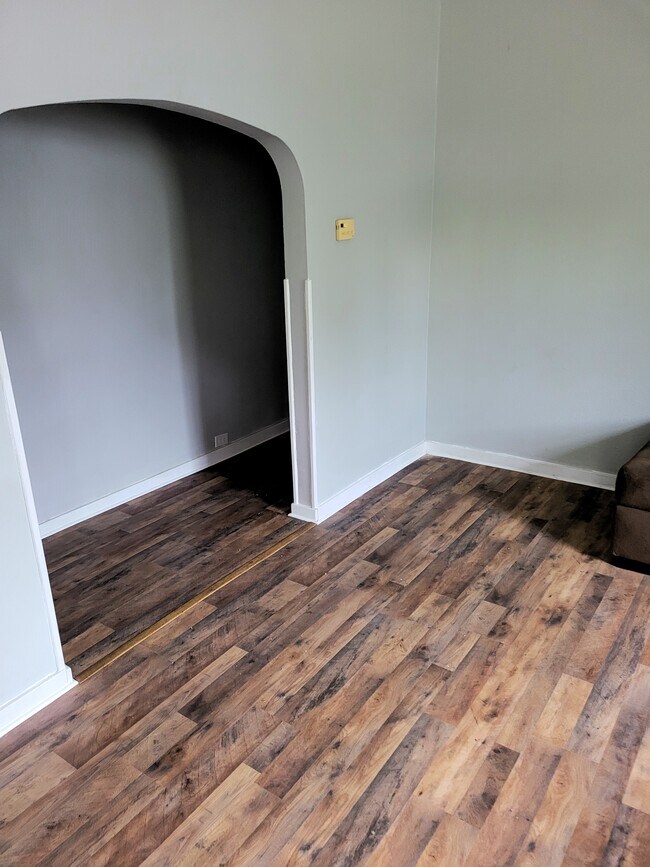 Sala de estar vista desde la puerta, frente al pasillo. - 414 Erie Ave
