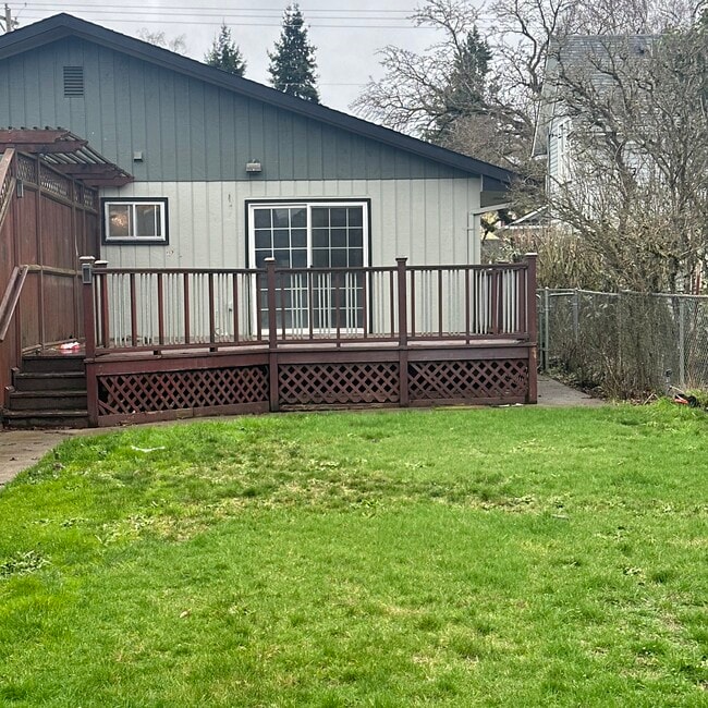 Parte trasera de la casa - 21326 Main St NE