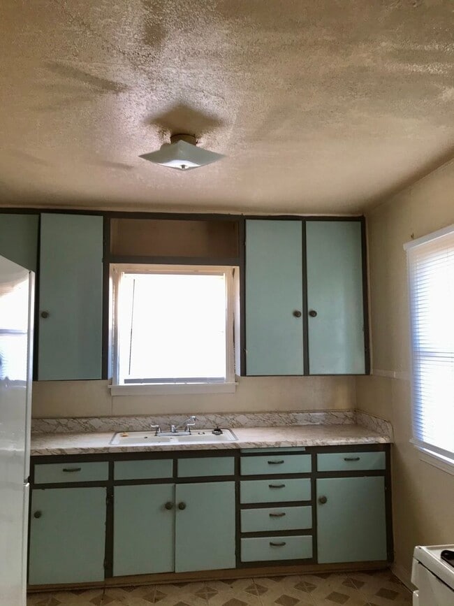 Building Photo - Cute 2 bed, 1 bath, 1 car garage in North ...