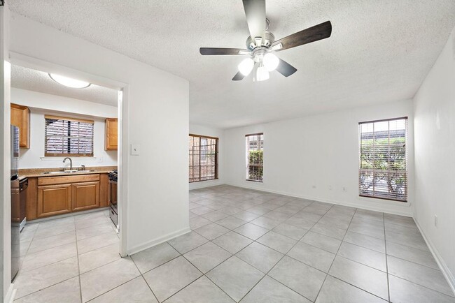 Building Photo - 711 Holiday Dr