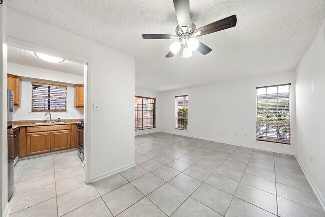 Foto del edificio - 711 Holiday Dr