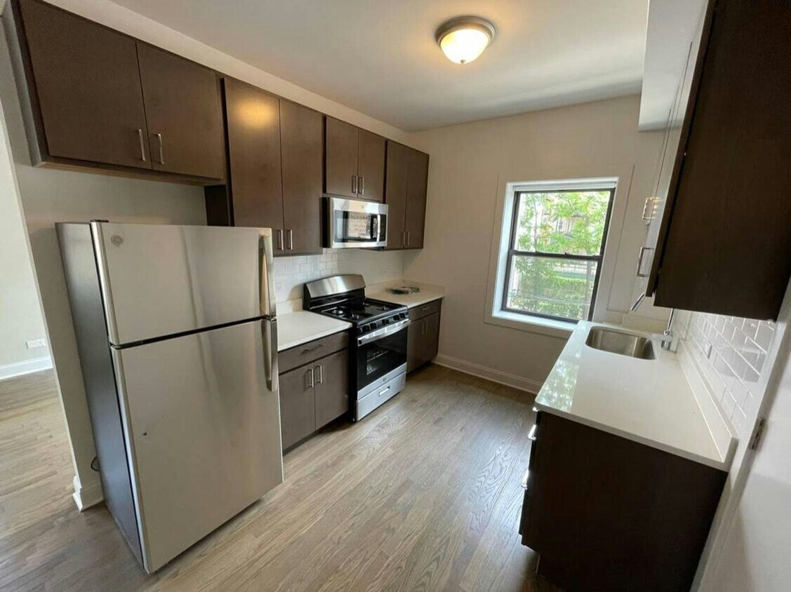 Foto principal - 3407 W Fullerton Ave