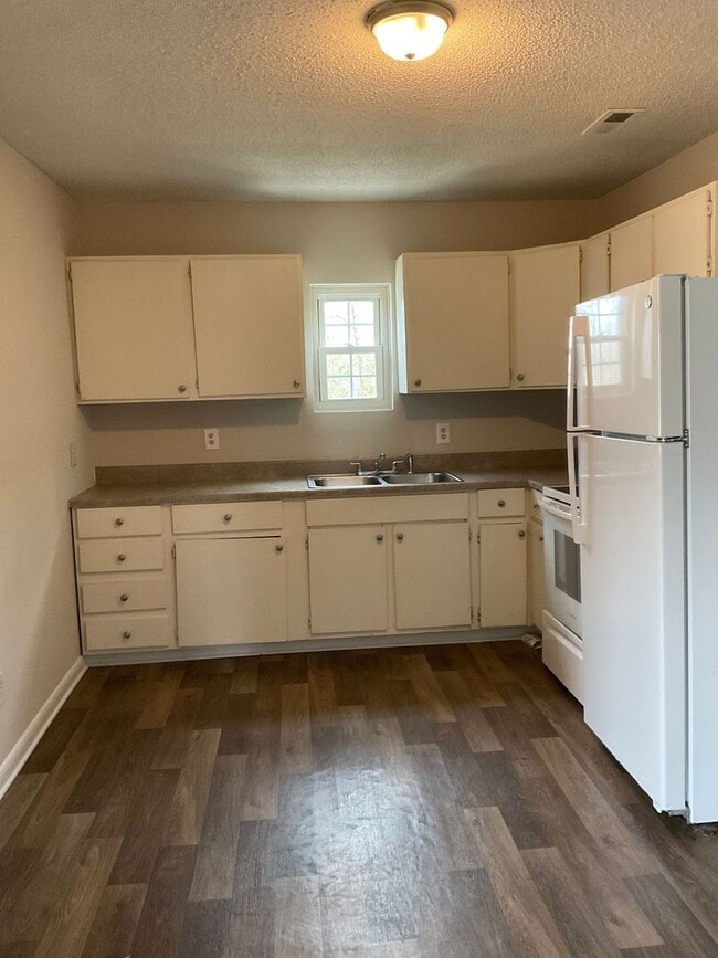 Building Photo - 1043 Mountain Crest Dr