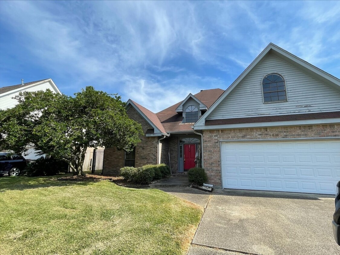 Foto principal - 4 bedroom single family home for rent