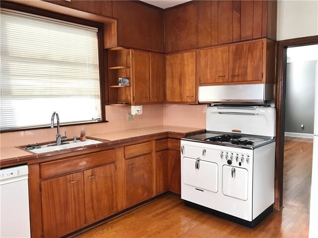 Owners will show you how to work the stove - 9 San Mateo Ave