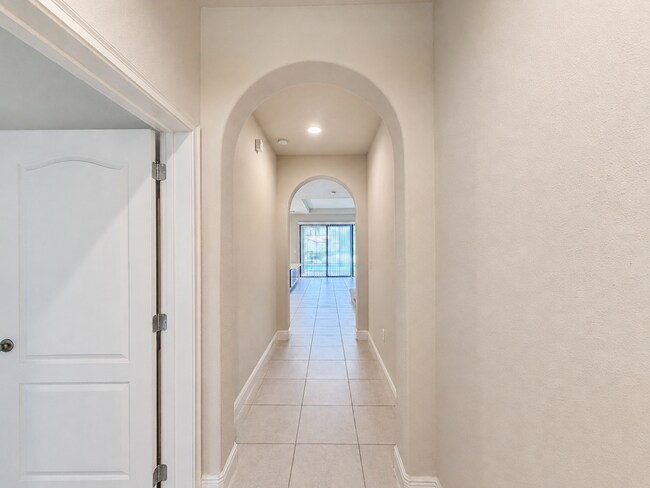 Building Photo - Spacious 6-Bedroom Home with 6.5 Baths in Haines City!