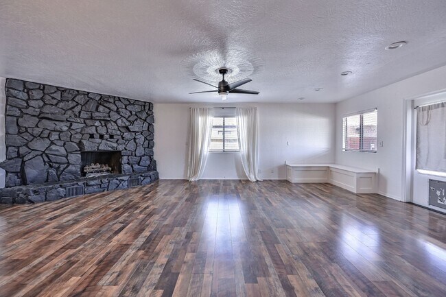 Building Photo - 4 bedroom /2 bath in NW neighborhood.