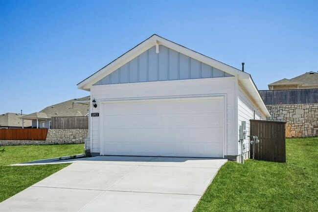 Building Photo - Beautiful 4-Bedroom Home | Pet Friendly | Fenced Backyard | 2-Car Garage