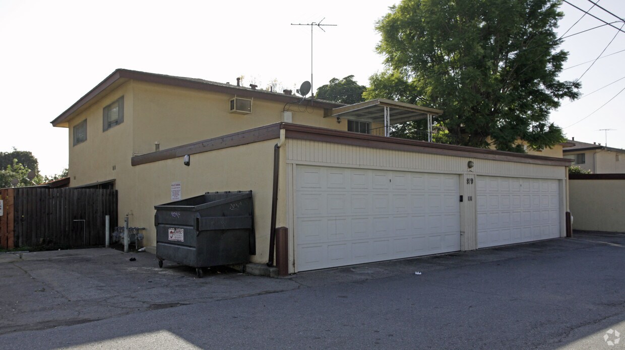 Building Photo - 979 Springfield St